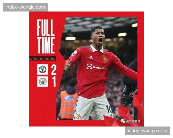 人物动态：曼联主教练滕哈格展示其用于复盘的自研平板电脑战术软件。