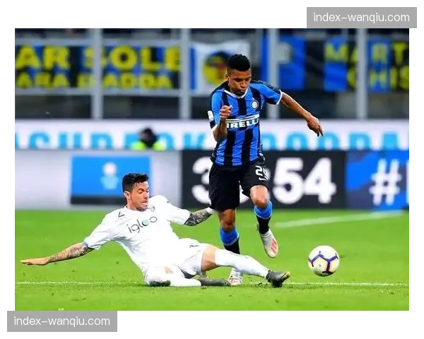 莱切主帅赛前发布会强调,对阵国米将注重防守,不追求无谓的远射 莱切主帅赛前发布会强调,对阵国米将注重防守,不追求无谓的远射